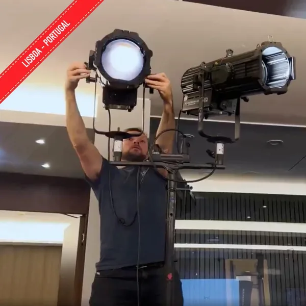 Eyeshot - réglage des projecteurs pour un événement hybride à Lisbonne, novembre 2022